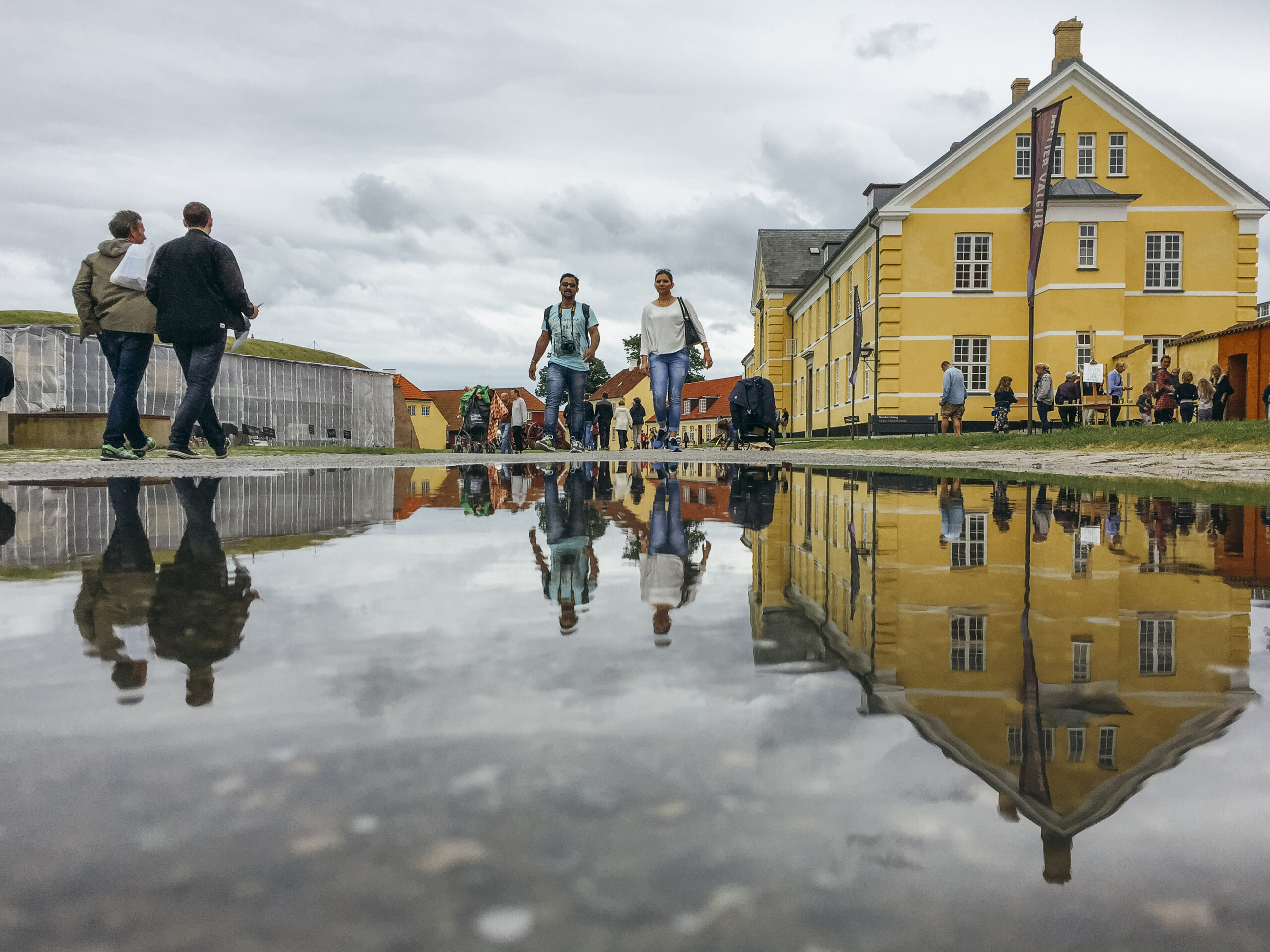 Besøgende på oplevelse rundt omkring Kronværksbyens kulturelle tilbud