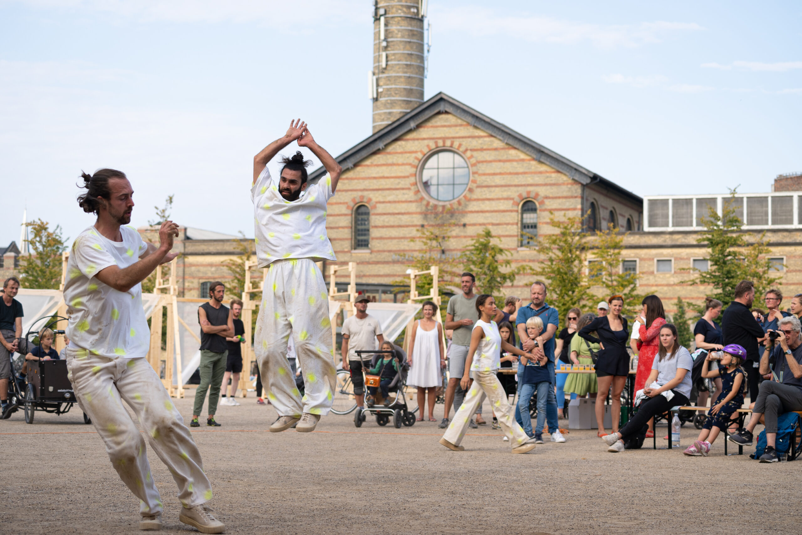 Åbningsevent på pladsen ved Trianglen på Østerbro i København, med dansere og performere