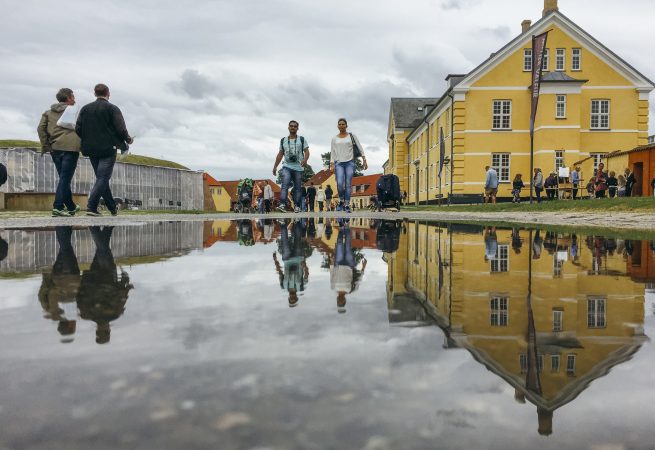 Besøgende på oplevelse rundt omkring Kronværksbyens kulturelle tilbud