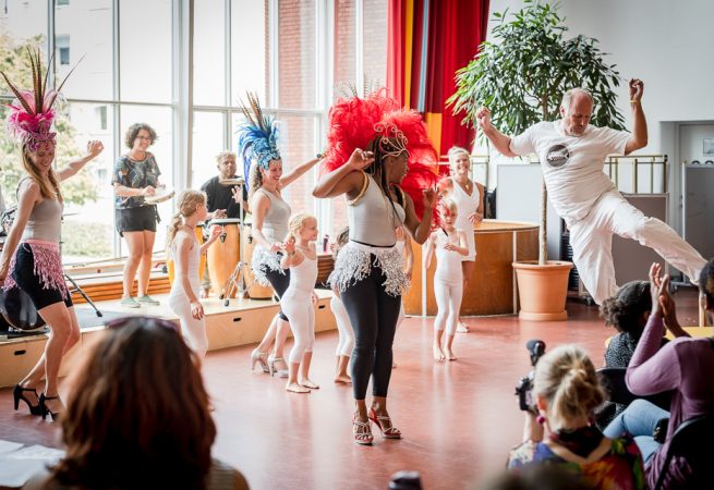 Performance med samba dans, hvor skolens elever var inviteret til at danse med