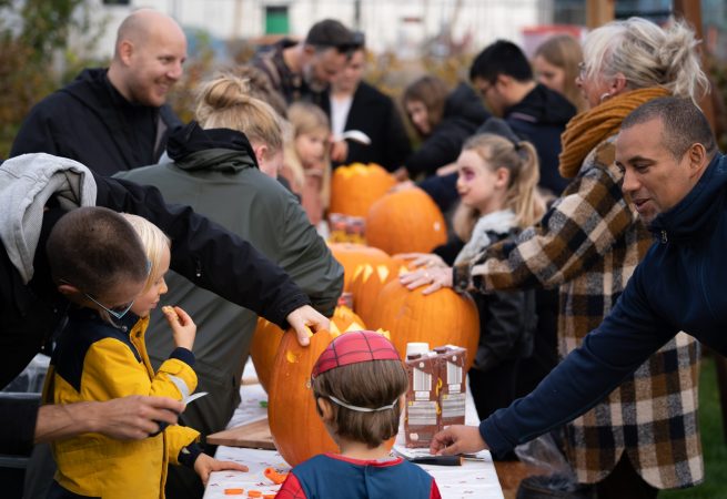 Halloween med Græskarskæring for beboerne på Grønttorvet