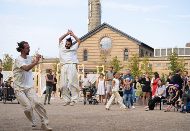 Åbningsevent på pladsen ved Trianglen på Østerbro i København, med dansere og performere